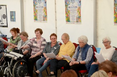 Eine Gruppe von Frauen singt beim Liedernachmittag. Foto: Stadt Oldenburg