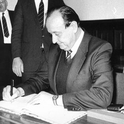 Hans-Dietrich Genscher beim Eintrag in das Goldene Buch. aus: Nordwest-Zeitung, Oldenburg Hans-Dietrich Genscher beim Eintrag in das Goldene Buch. aus: Nordwest-Zeitung, Oldenburg