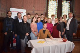 Oberbürgermeister Jürgen Krogmann (rechts) empfing das Ensemble vom Rose Youth Theatre aus Kingston gemeinsam mit Generalintendant Christian Firmbach (2. von links) im Rathaus. Foto: Stadt Oldenburg