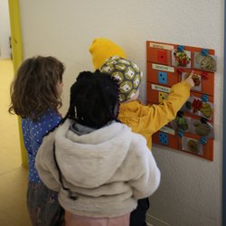 Kinder bei der Speisenauswahl. Foto: Kita Ostlandstraße