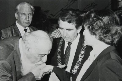 Prof. Dr. Lew Kopelew mit damaligem Oberbürgermeister Horst Milde und Ehefrau. Hinten im Bild zu sehen ist Oberstadtdirektor Heiko Wandscher. Stadtarchiv Oldenburg. Foto: Christoph Harder.