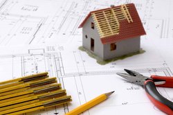 Planung für einen Hausbau mit Bauplan, Zollstock, Stift und Zange. Foto: Annette/Pixabay