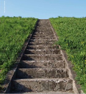 Eine Steintreppe führt nach oben. Foto: Johnnyb/pixelio.de