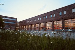 Wache 1 mit Blumen im Vordergrund. Foto: Stadt Oldenburg