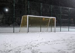 Fußballplatz von Schnee bedeckt. Foto: Henrikas Mackevicius/Pexels