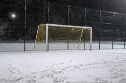 Fußballplatz von Schnee bedeckt. Foto: Henrikas Mackevicius/Pexels