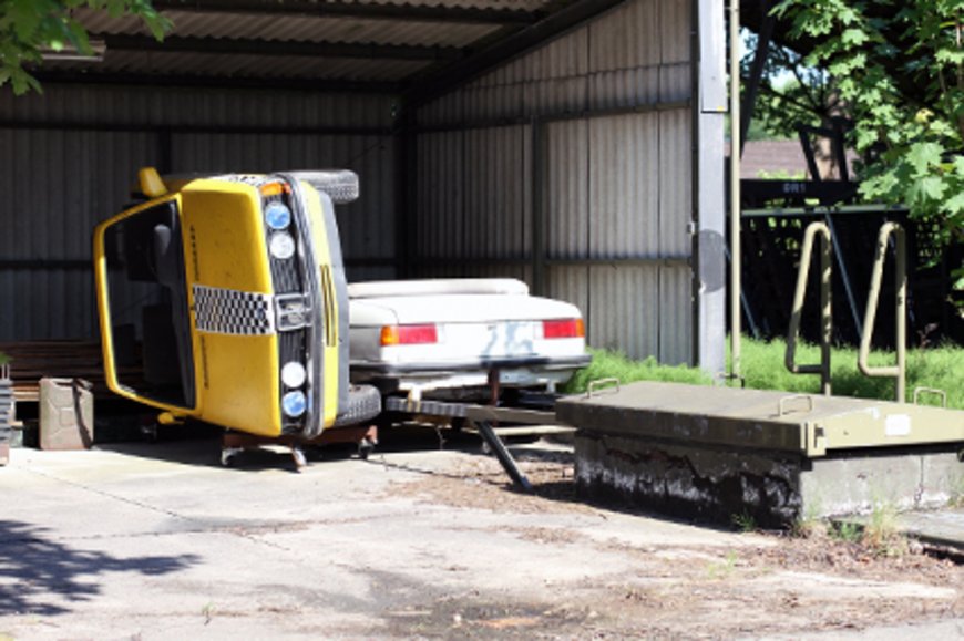 Auf der Seite gelagertes Auto. Foto: Stadt Oldenburg