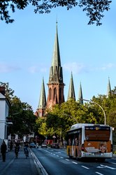Blick auf die Türme der Lamberti-Kirche aus der Gartenstraße. Foto: Mittwollen und Gradetchliev
