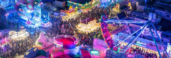 Blick auf einen Teil des gut besuchten Oldenburger Kramermarkts 2024 am Abend aus dem Riesenrad heraus. Foto: Sascha Stüber