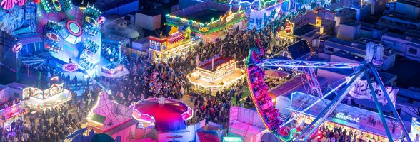 Blick auf einen Teil des gut besuchten Oldenburger Kramermarkts 2024 am Abend aus dem Riesenrad heraus. Foto: Sascha Stüber