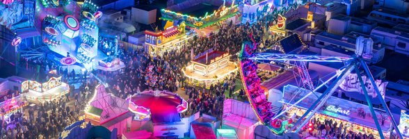 Blick auf einen Teil des gut besuchten Oldenburger Kramermarkts 2024 am Abend aus dem Riesenrad heraus. Foto: Sascha Stüber