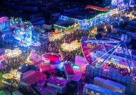 Blick auf einen Teil des gut besuchten Oldenburger Kramermarkts 2024 am Abend aus dem Riesenrad heraus. Foto: Sascha Stüber