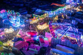 Blick auf einen Teil des gut besuchten Oldenburger Kramermarkts 2024 am Abend aus dem Riesenrad heraus. Foto: Sascha Stüber