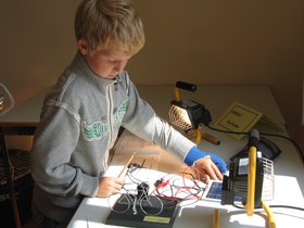 Kind experimentiert mit Solarenergie. Foto: Stadt Oldenburg
