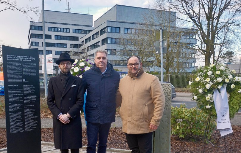 Rabbiner Levi Israel Ufferfilge von der Jüdischen Gemeinde Oldenburg, Oberbürgermeister Jürgen Krogmann und Patrick Schwarz, Vorsitzender des Freundeskreises Sinti und Roma in Oldenburg e. V., legten am Mahnmal für Sinti und Roma einen Kranz nieder. Foto: Sascha Stüber