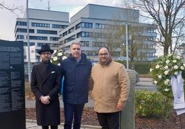 Rabbiner Levi Israel Ufferfilge von der Jüdischen Gemeinde Oldenburg, Oberbürgermeister Jürgen Krogmann und Patrick Schwarz, Vorsitzender des Freundeskreises Sinti und Roma in Oldenburg e. V., legten am Mahnmal für Sinti und Roma einen Kranz nieder. Foto: Sascha Stüber