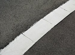 Straßenmarkierung auf Asphalt. Foto: lichtkunst73/Pixelio