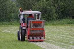 Ein Spielfeld wird besandet. Foto: Stadt Oldenburg