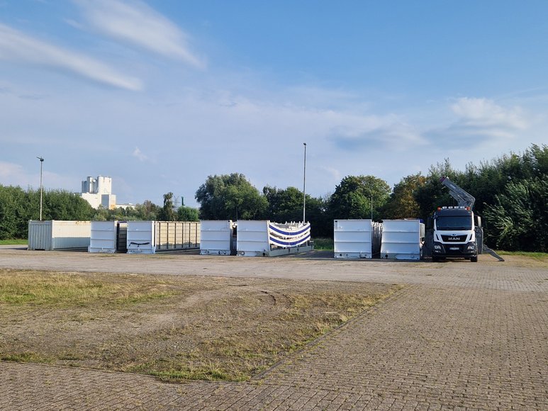 Riesenrad-Transporter auf dem Gelände an den Weser-Ems-Hallen am 29. September 2024 angekommen. Foto: Stadt Oldenburg