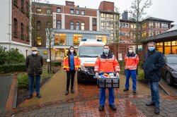 Oberbürgermeister Jürgen Krogmann begrüßt das mobile Impfteam vor dem Elisabethstift: Uwe Kollmann, Anna Maria Dirks, Christian Brusch und Florian Schwantje, Oberbürgermeister Jürgen Krogmann (von links). Foto: Sascha Stüber