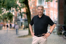 Oberbürgermeister Jürgen Krogmann stehend mit Poloshirt in der Innenstadt. Foto: Assanimoghaddam/Mittwollen  Oberbürgermeister Jürgen Krogmann stehend mit Poloshirt in der Innenstadt.
