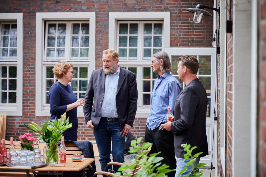 Teilnehmerinne und Teilnehmer und Daniela Behrens tauschen sich nach der Präsentation aus. Foto: Benjamin Klingebiell