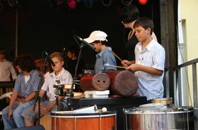 Mehrere Kinder mit verschiedenen Schlaginstrumenten. Foto: Stadt Oldenburg