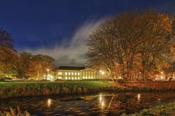 Schnellziehende Herbstwolken über den Oldenburger Wallanlagen. Foto: Hans-Jürgen Zietz