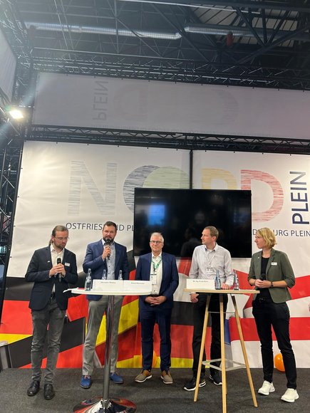 Über „Erneuerbare Energien und Wasserstoff“ diskutierten (2. v.l.) A. Malchus (Senior Manager, EWE HYDROGEN GmbH), R. Hentschel (Leiter Regionalentwicklung Stadt Oldenburg) und F. Pierie (Hanze University of Applied Sciences). Foto: Stadt Oldenburg