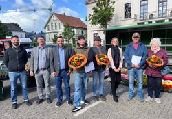 Nahmen an der Ehrung teil (von links): Finn Brouwer, Christian Aster, Marktmeister Dennis Ostendorf, Nico Horstmann, Andreas Osterloh, Stadtkämmerin Dr. Julia Figura, Stephan Plohr und Hannah Wemken. Foto: Stadt Oldenburg Nahmen an der Ehrung teil (von links): Finn Brouwer, Christian Aster, Marktmeister Dennis Ostendorf, Nico Horstmann, Andreas Osterloh, Stadtkämmerin Dr. Julia Figura, Stephan Plohr und Hannah Wemken. Foto: Stadt Oldenburg