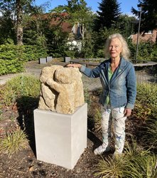 Künstlerin Dorothee Helling-Sohmen stattete ihrer Skulptur „Kinderreigen“ einen Besuch am neuen Standort im Innenhof des Fachdienstes Jugend und Gemeinwesenarbeit ab. Foto: Stadt Oldenburg Künstlerin Dorothee Helling-Sohmen stattete ihrer Skulptur „Kinderreigen“ einen Besuch am neuen Standort im Innenhof des Fachdienstes Jugend und Gemeinwesenarbeit ab. Foto: Stadt Oldenburg