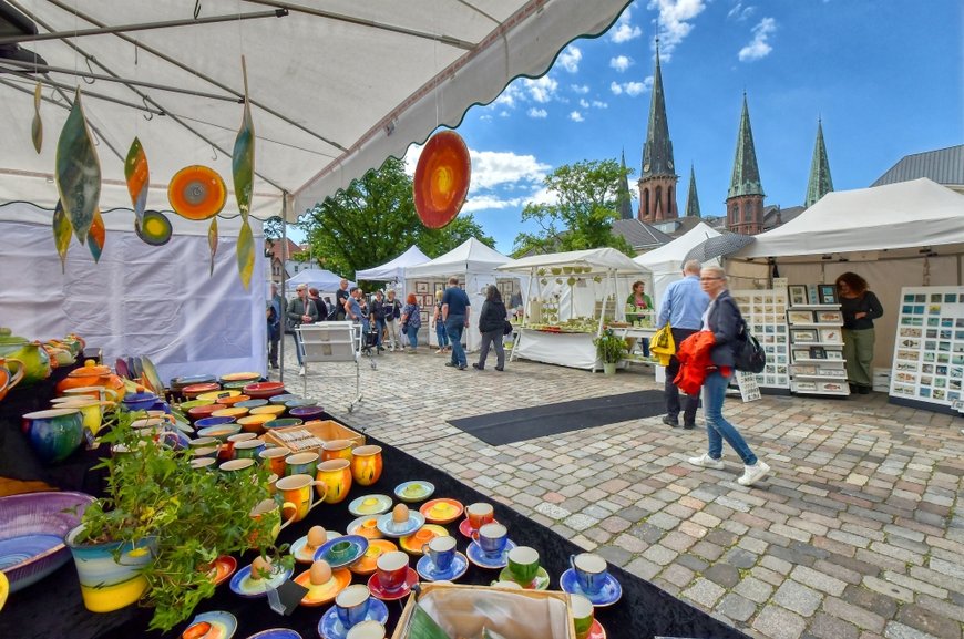 Hans-Jürgen Zietz Der Kunsthandwerkermarkt „Nikolaimarkt“ in Oldenburg. Foto: Hans-Jürgen Zietz