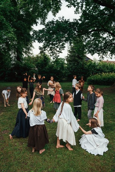 Interpretation des Bildes "Kinderreigen" von der Grundschule Alexanderfeld. Foto: Thomas Brand