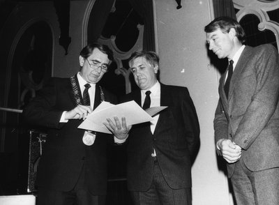 Die Verleihung des Preises durch den damaligen Oberbürgermeister Horst Milde (links) an Prof. Dr. Holl und Dr. Müller. Stadtarchiv Oldenburg Foto: Ilse Rosemeyer.