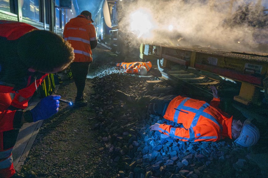 Zwei verletzte Personen liegen auf dem Boden. Foto: Sascha Stüber