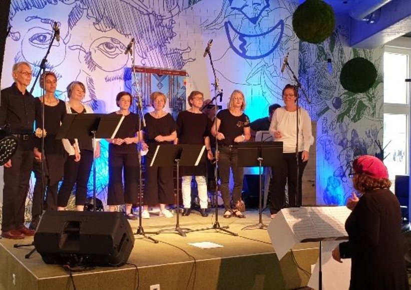 Der Jazzchor „Crossing Borders" unter der Leitung von Maria de Fatima (rechts). Foto: Markus Acquistapace