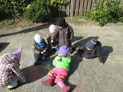 Kinder spielen im Kreis. Foto: Stadt Oldenburg