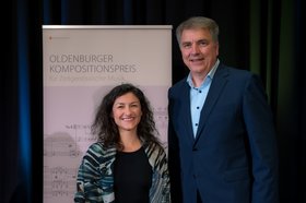 Oberbürgermeister Jürgen Krogmann und die Komponistin Marijana Janevska. Foto: Izabella Mittwollen
