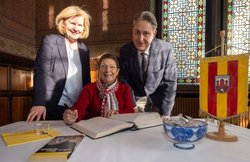 Eintrag ins Gästebuch der Stadt Oldenburg: Bürgermeisterin Petra Averbeck, Maryvonne Ferchaud und Christian Büschen. Foto: Sascha Stüber