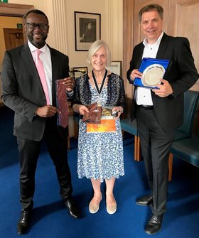 Chief Executive Ian Thomas, Bürgermeisterin Magaret Thompson und Oberbürgermeister Jürgen Krogmann stehen nebeneinander und halten ihre Gastgeschenke. Foto: Stadt Oldenburg