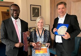 Chief Executive Ian Thomas, Bürgermeisterin Magaret Thompson und Oberbürgermeister Jürgen Krogmann stehen nebeneinander und halten ihre Gastgeschenke. Foto: Stadt Oldenburg