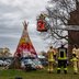 Vorschau: Die Hebebühne nähert sich dem Tipi. Foto: David Bernhardt