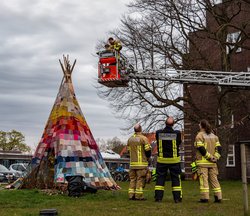 Die Hebebühne nähert sich dem Tipi. Foto: David Bernhardt