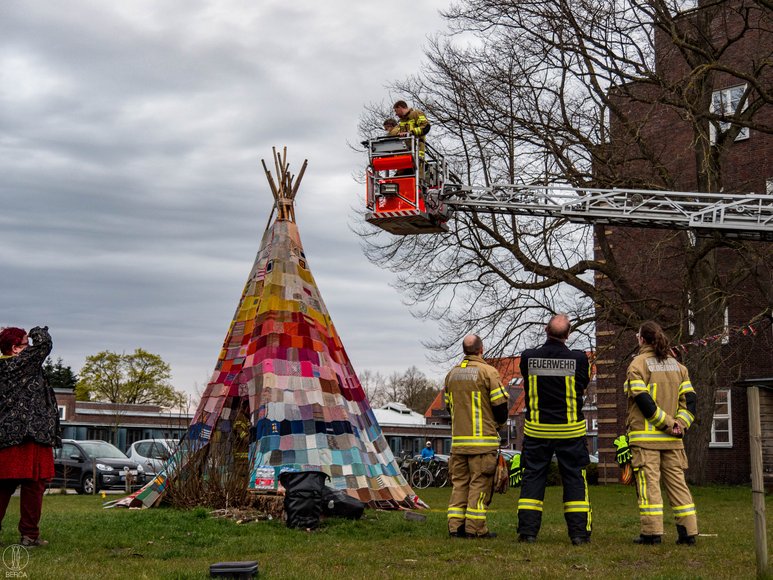 Die Hebebühne nähert sich dem Tipi. Foto: David Bernhardt