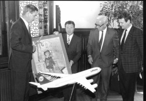 Besiegelung Patenschaft Airbus am 18. Juli 1994 mit Lufthansa-Regionaldirektor Ekkehard Tschirner, Oberbürgermeister Dieter Holzapfel, Oberstadtdirektor Heiko Wandscher, Gebietsverkaufsleiter Karl-Heinz Diedrichsen (von links). Quelle: Nordwest-Zeitung Besiegelung Patenschaft Airbus am 18. Juli 1994 mit Lufthansa-Regionaldirektor Ekkehard Tschirner, Oberbürgermeister Dieter Holzapfel, Oberstadtdirektor Heiko Wandscher, Gebietsverkaufsleiter Karl-Heinz Diedrichsen (von links). Quelle: Nordwest-Zeitung