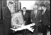 Besiegelung Patenschaft Airbus am 18. Juli 1994 mit Lufthansa-Regionaldirektor Ekkehard Tschirner, Oberbürgermeister Dieter Holzapfel, Oberstadtdirektor Heiko Wandscher, Gebietsverkaufsleiter Karl-Heinz Diedrichsen (von links). Quelle: Nordwest-Zeitung