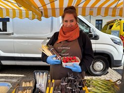 Frischer Spargel und Beeren vom Früchtehof Schindler auf dem Wochenmarkt Pferdemarkt. Foto: Stadt Oldenburg Frischer Spargel und Beeren vom Früchtehof Schindler auf dem Wochenmarkt Pferdemarkt. Foto: Stadt Oldenburg