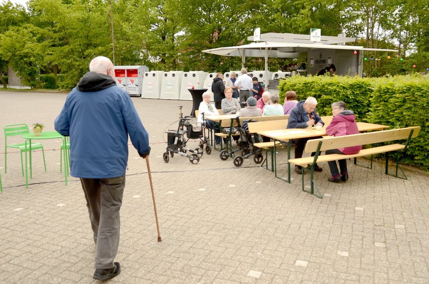 Besucherinnen und Besucher beim Catering. Foto: Stadt Oldenburg