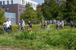 Stadtbaurätin Christine-Petra Schacht (1. von links) eröffnete das diesjährige STADTRADELN mit einer symbolischen Runde auf dem Rad. Foto: Sascha Stüber