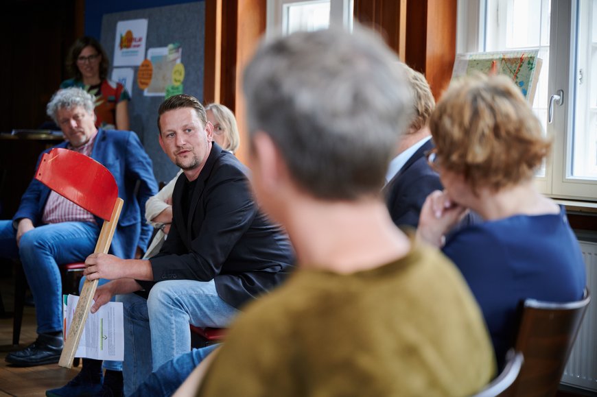 Sebastian Neubert stellt das Projekt der Oldenburger Kunstschule vor. Foto: Benjamin Klingebiell